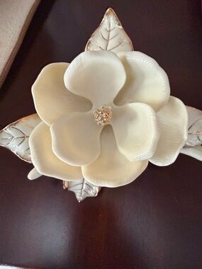 Lenox Cream Classic Magnolia with Gold-Trim Leaves